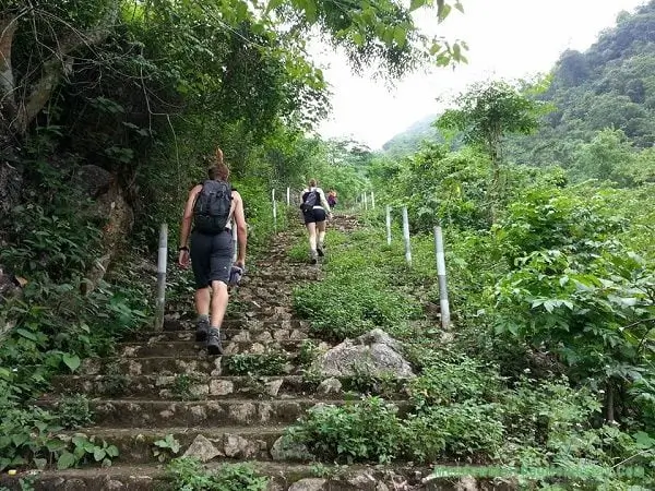 Tham quan Hang Chiều